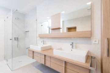 Vaalea moderni kylpyhuone